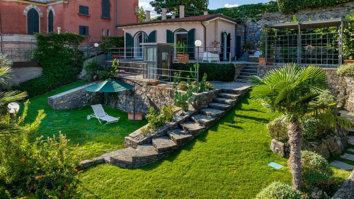 Villetta con incantevole giardino , vista mare e ampio box