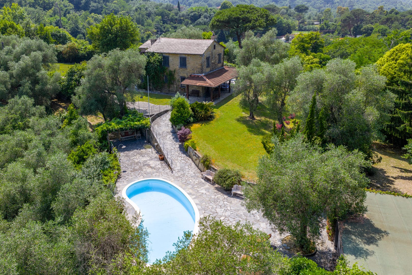 Affascinante villa in pietra su prima collina panoramica