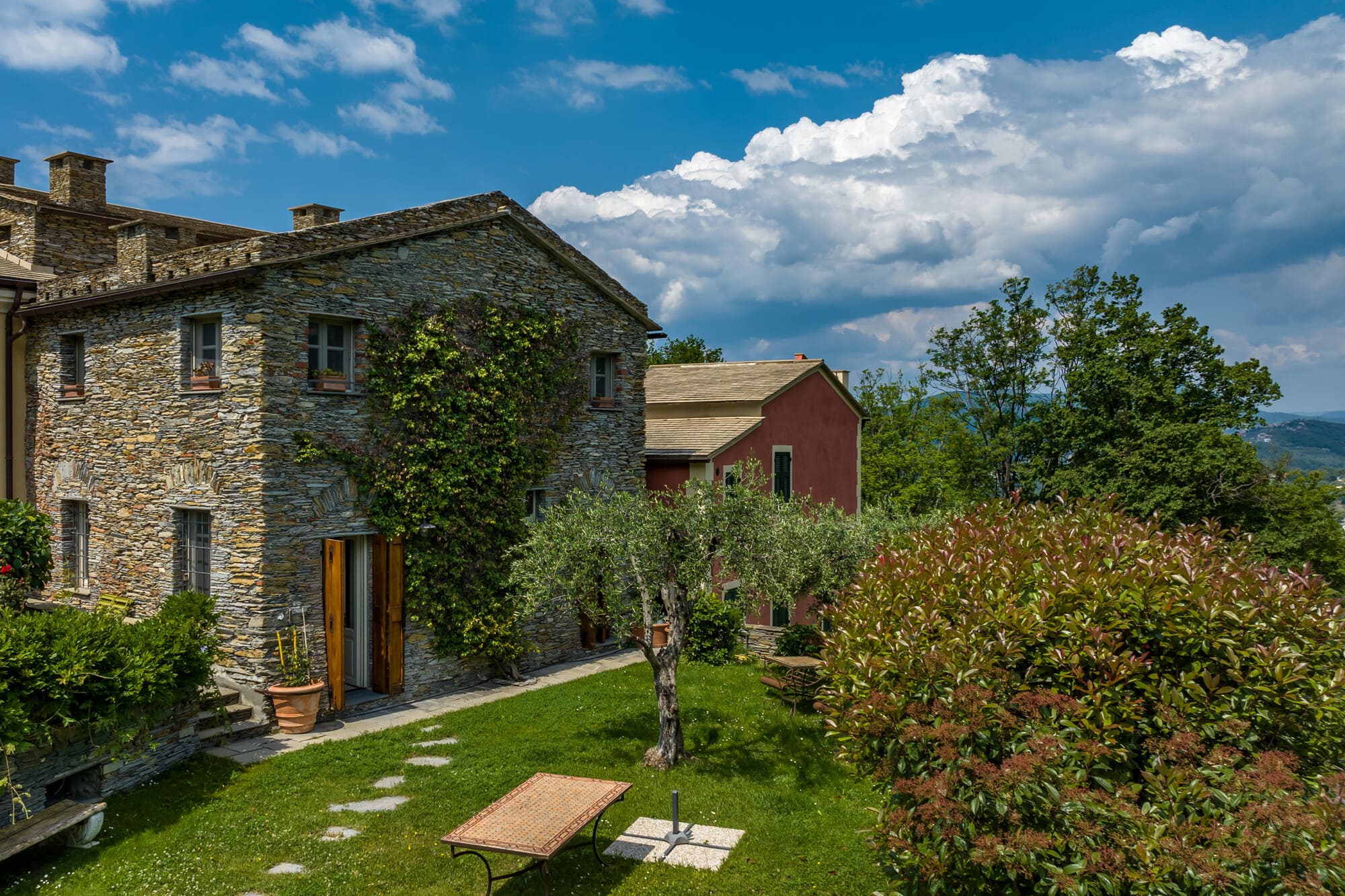Villetta con facciata in pietra e spazi esterni