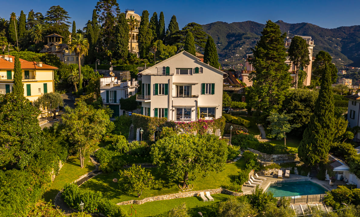 Villa con piscina e vista mare