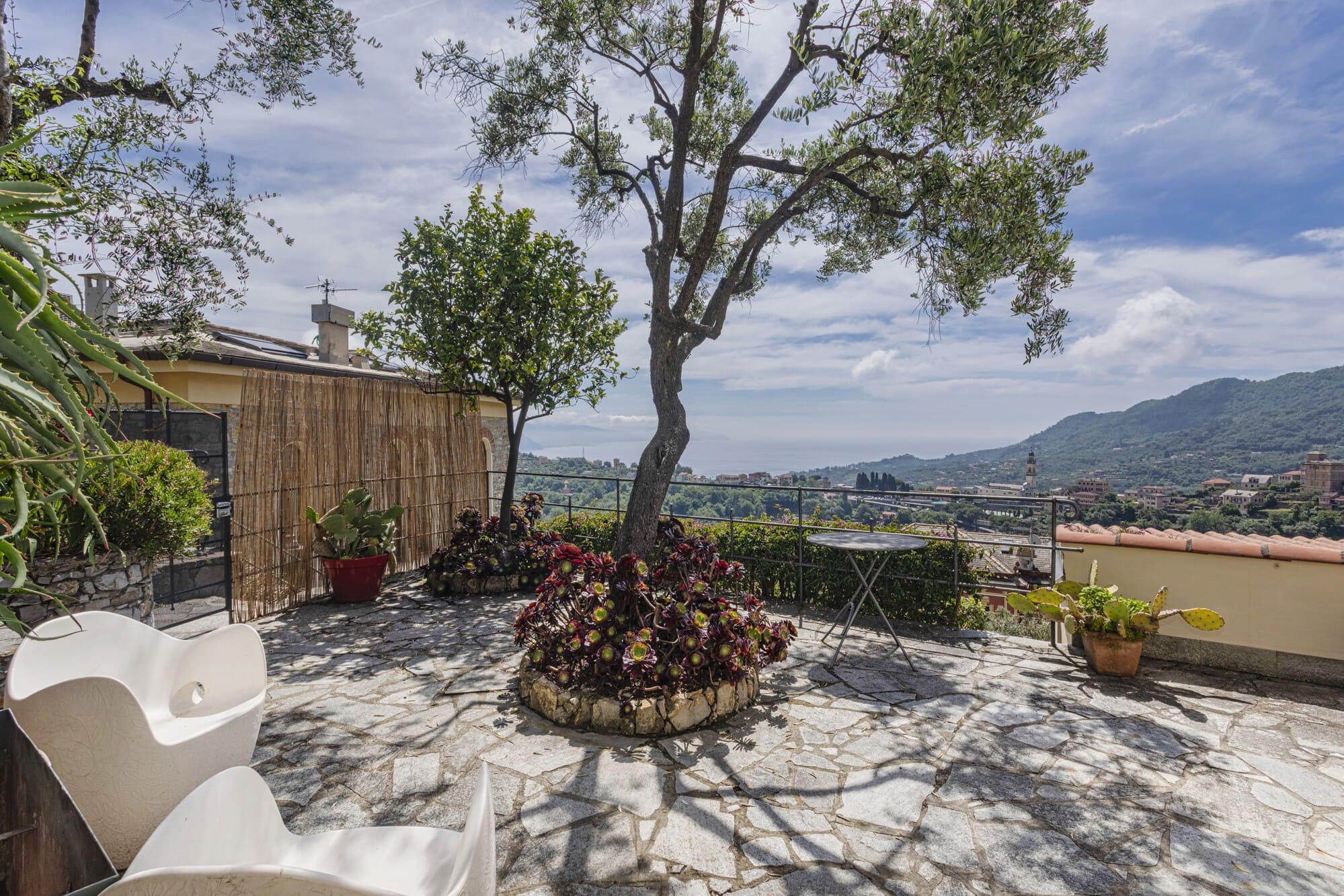 Villetta indipendente con ampi spazi esterni e vista mare