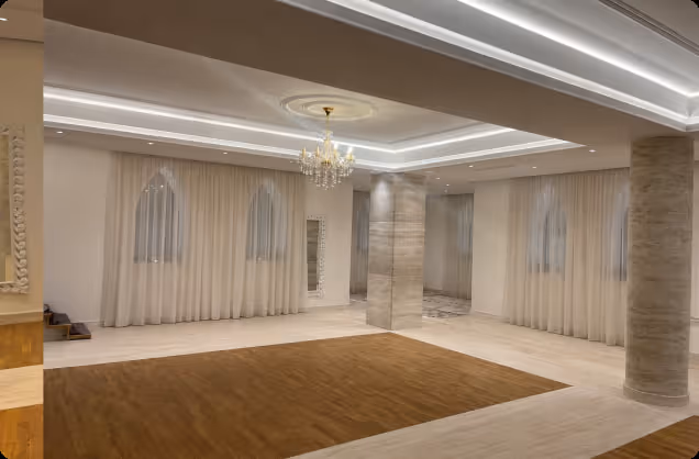 Svečana sala sa lučnim prozorima i belim zavesama