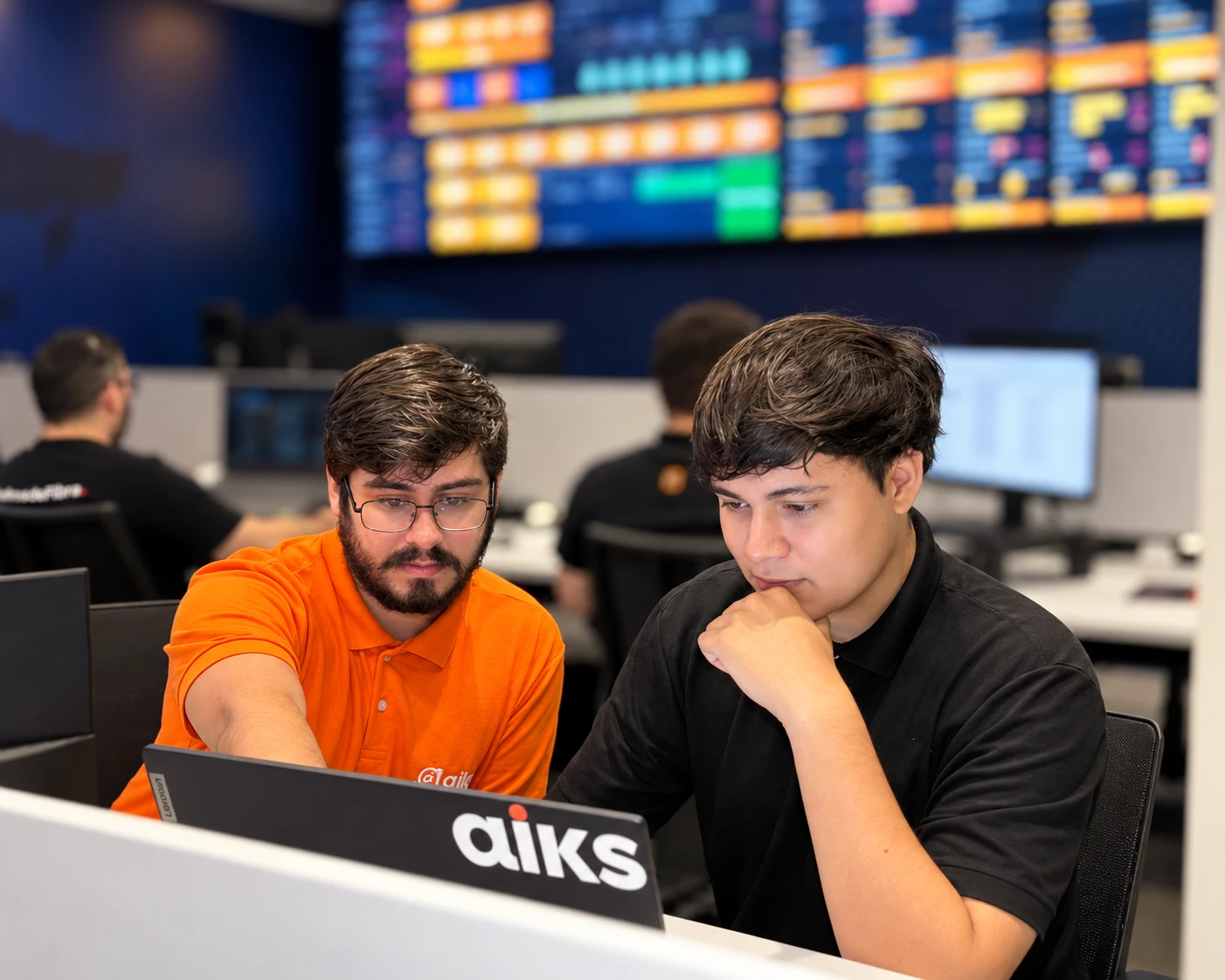 Equipe da AIKS trabalhando junto no centro de operações