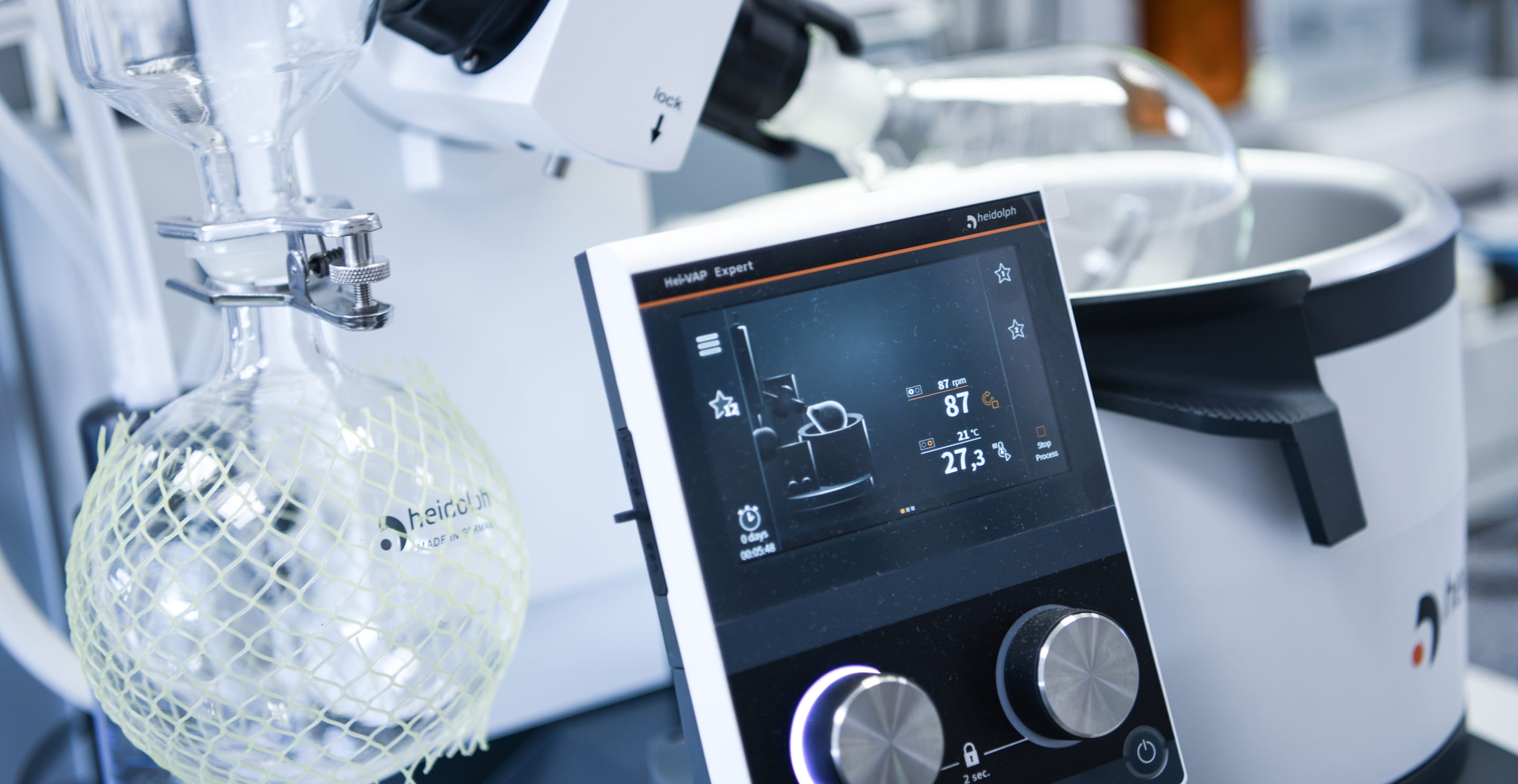 Laboratoř Czech-Gen — pracovník u mikroskopu