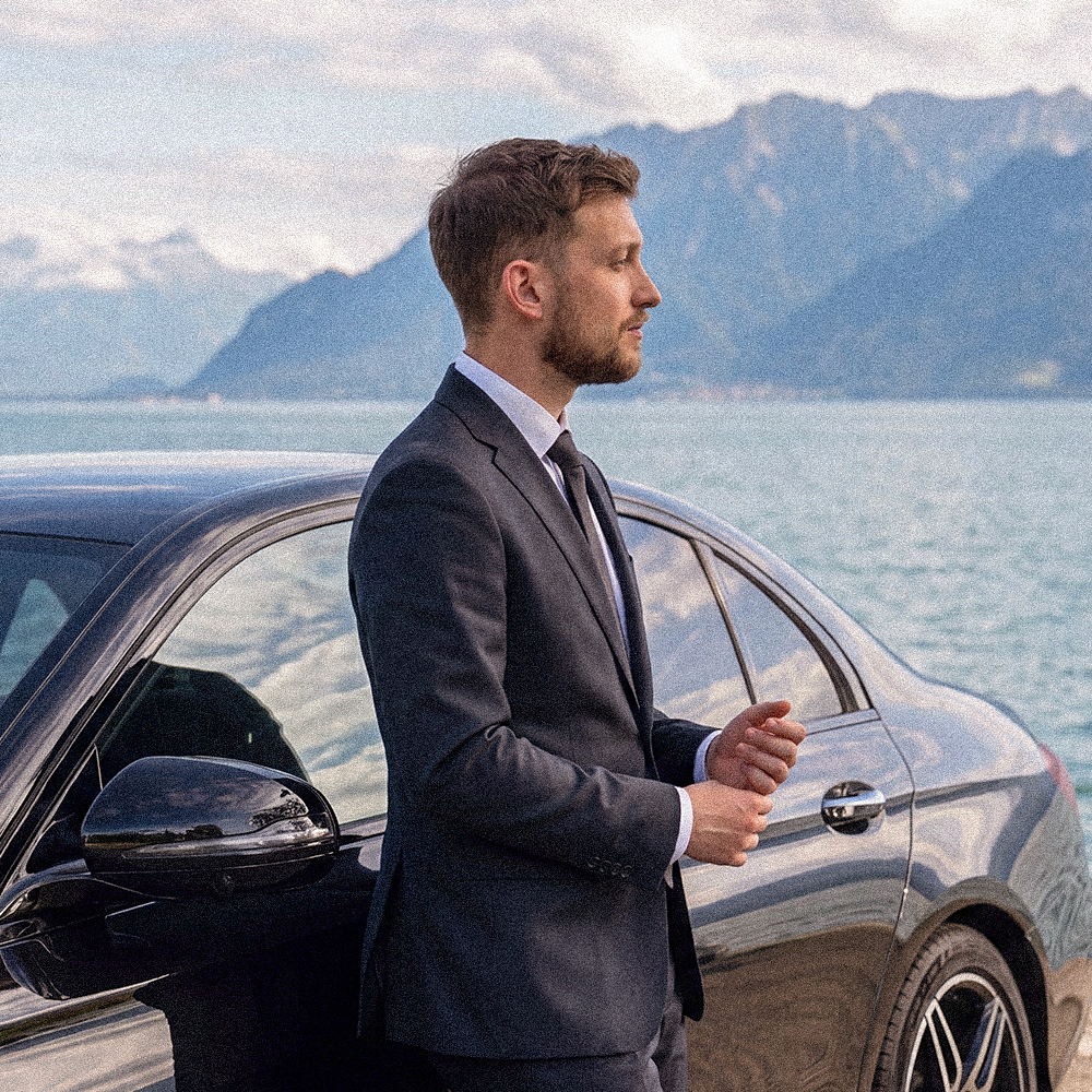 Khan Chauffeur Bodensee - Nick Single Konstanz steht am Auto