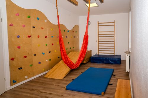 Therapieraum mit Sprossenwand