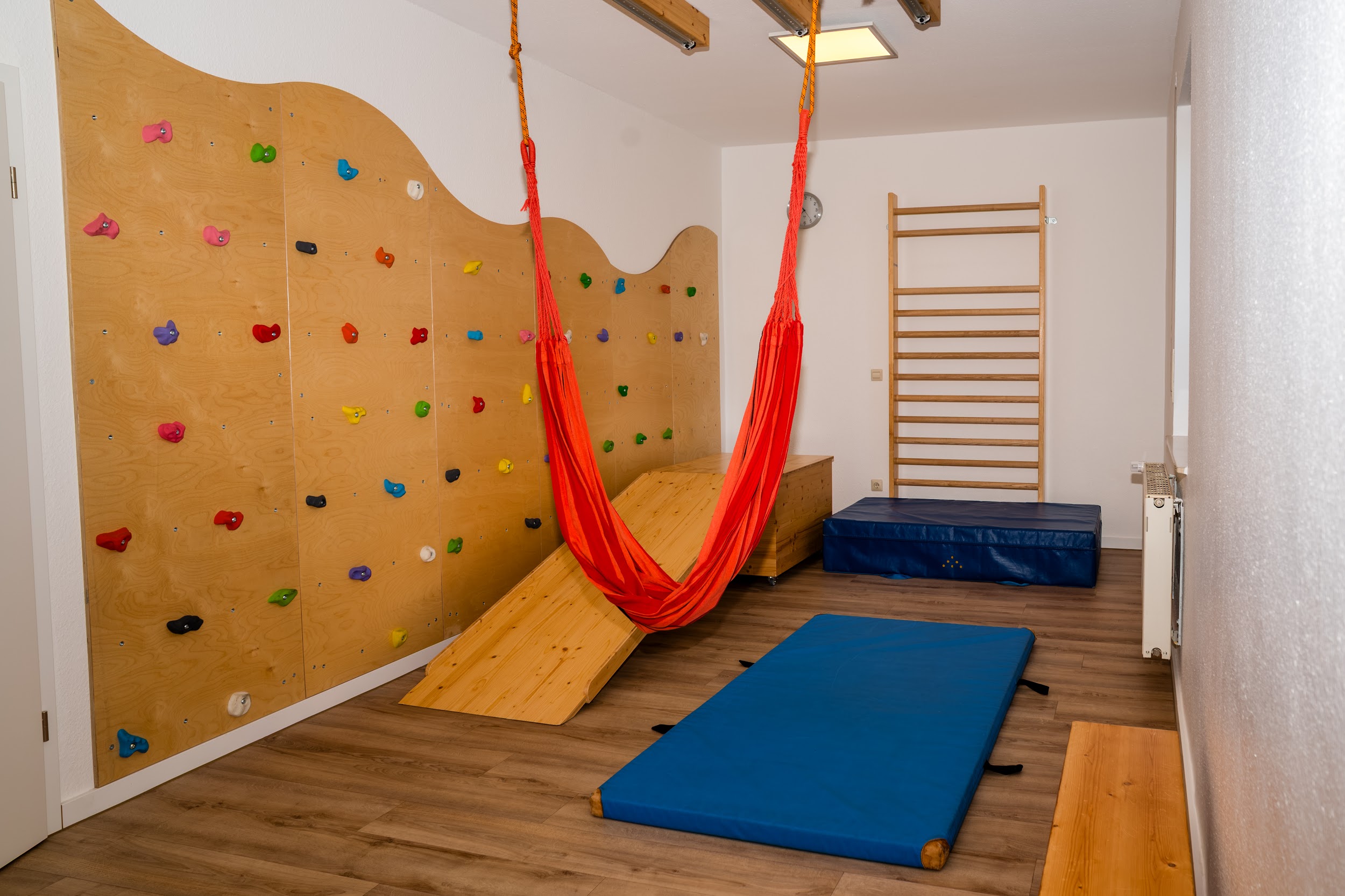 Therapieraum mit Sprossenwand