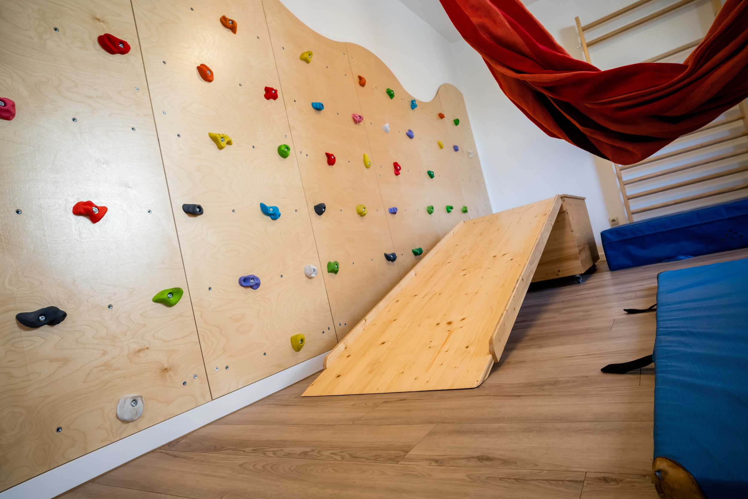 Therapieraum mit Sprossenwand