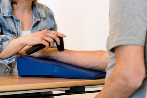 Therapieraum mit Sprossenwand