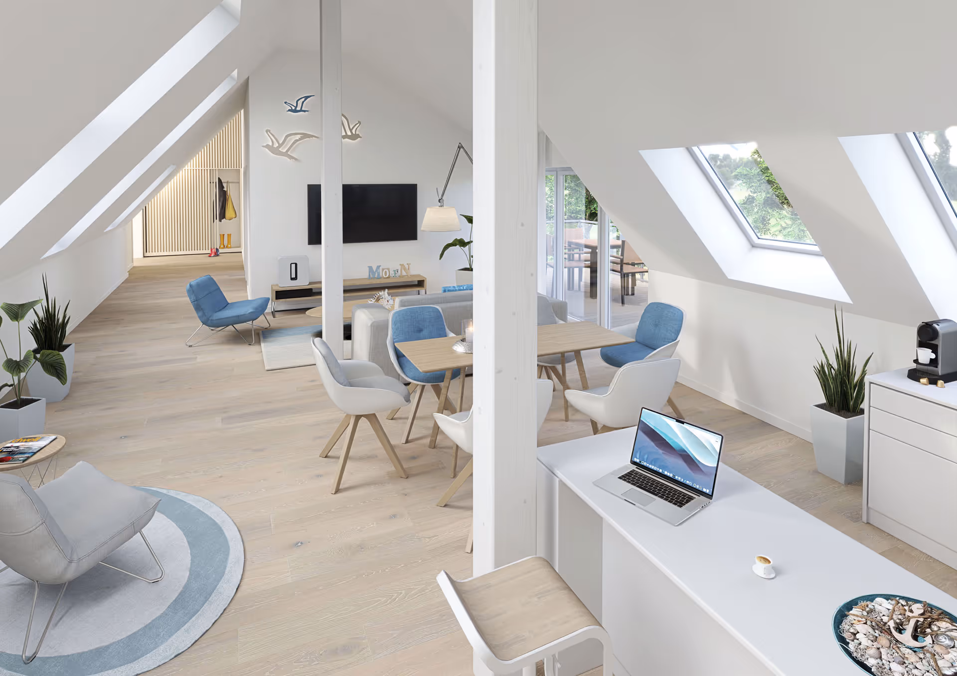 Modernes Wohnzimmer mit blauen Sesseln, Esstisch, Dachfenstern und Laptop auf weißer Kücheninsel.