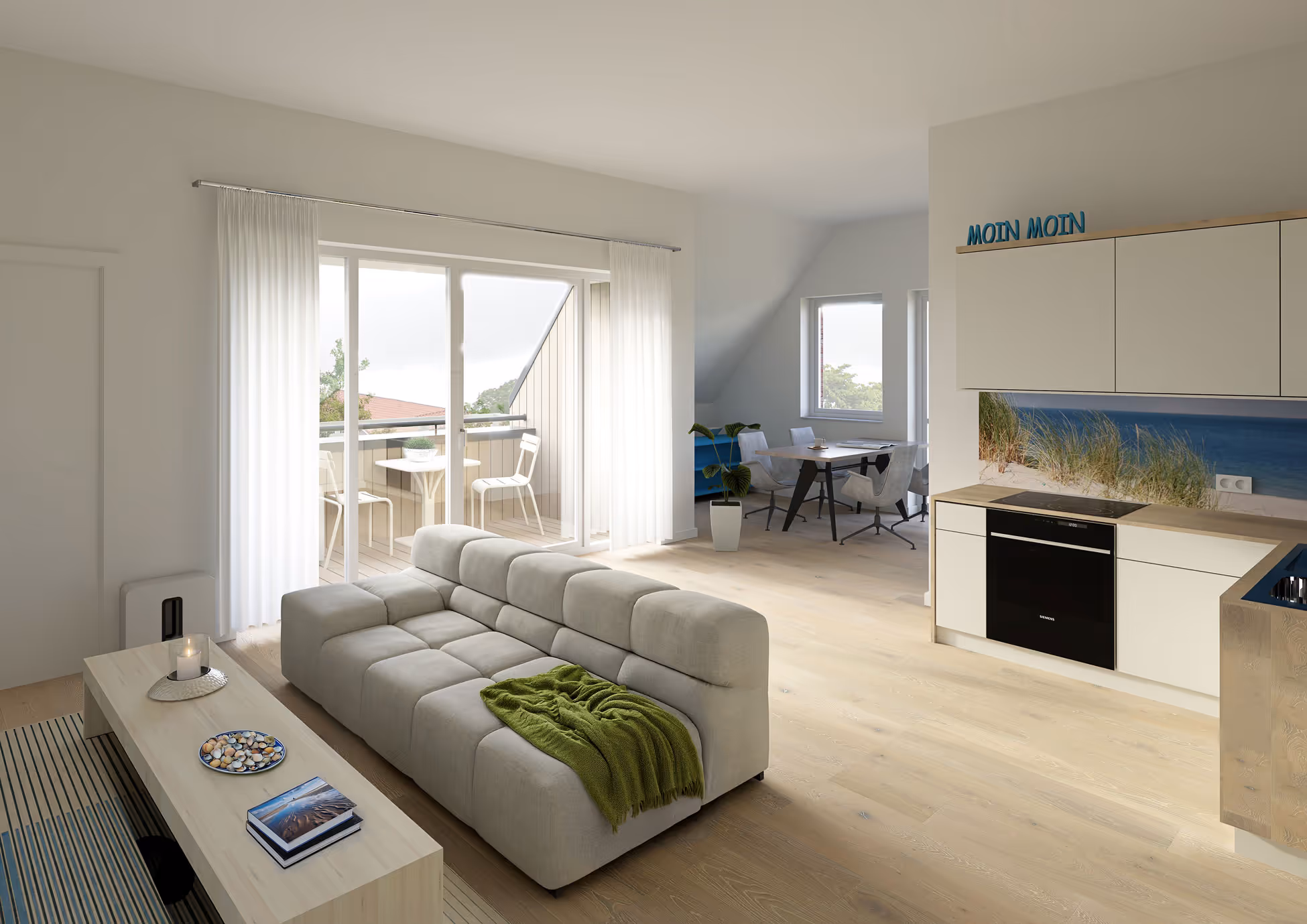 Helles Wohnzimmer mit grauem Sofa, grünem Plaid, Balkon mit weißem Tisch und Stühlen, moderner Küche.