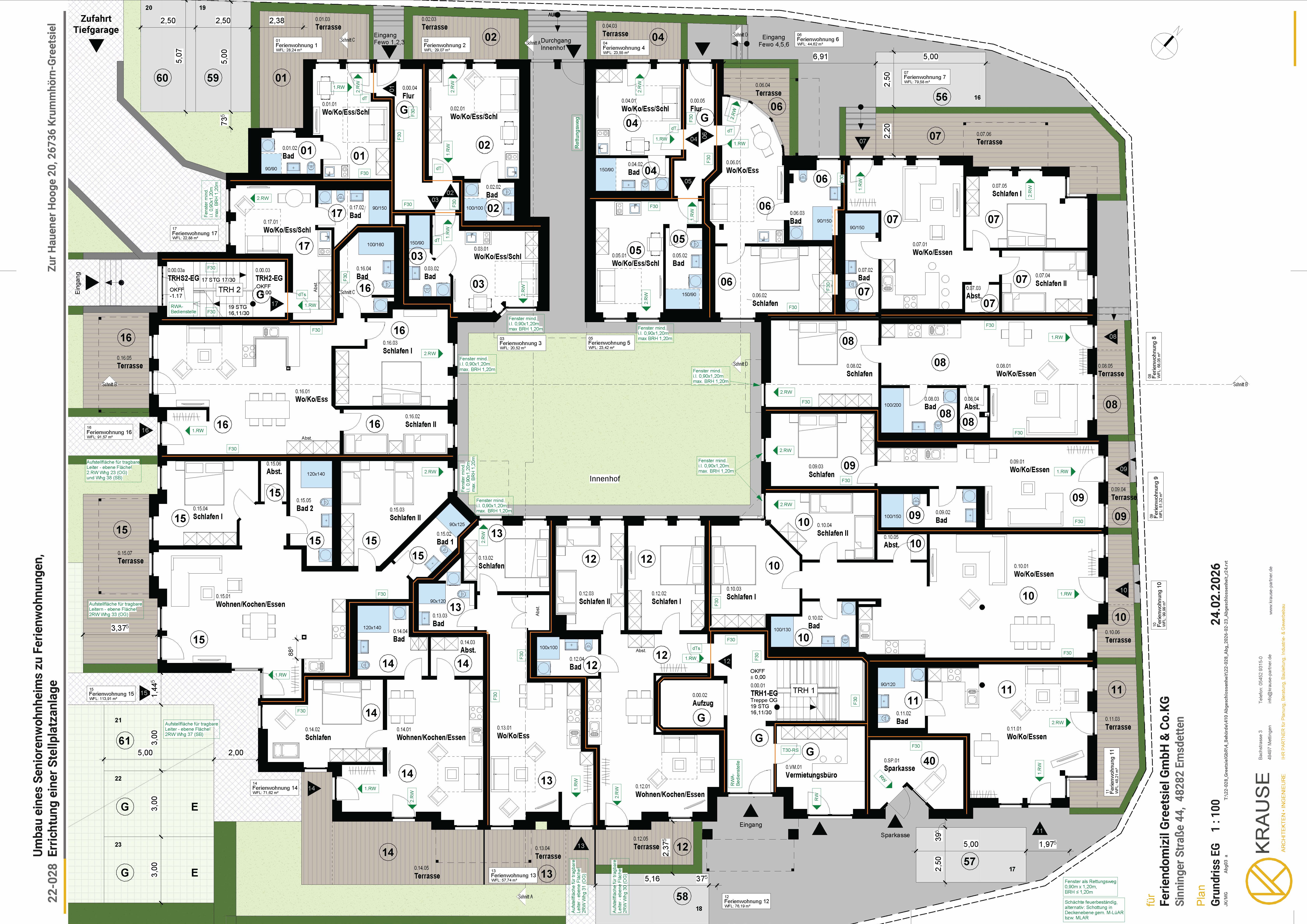 Grundriss eines Seniorenwohnheims mit mehreren Ferienwohnungen, Innenhof und Terrassenbereichen.