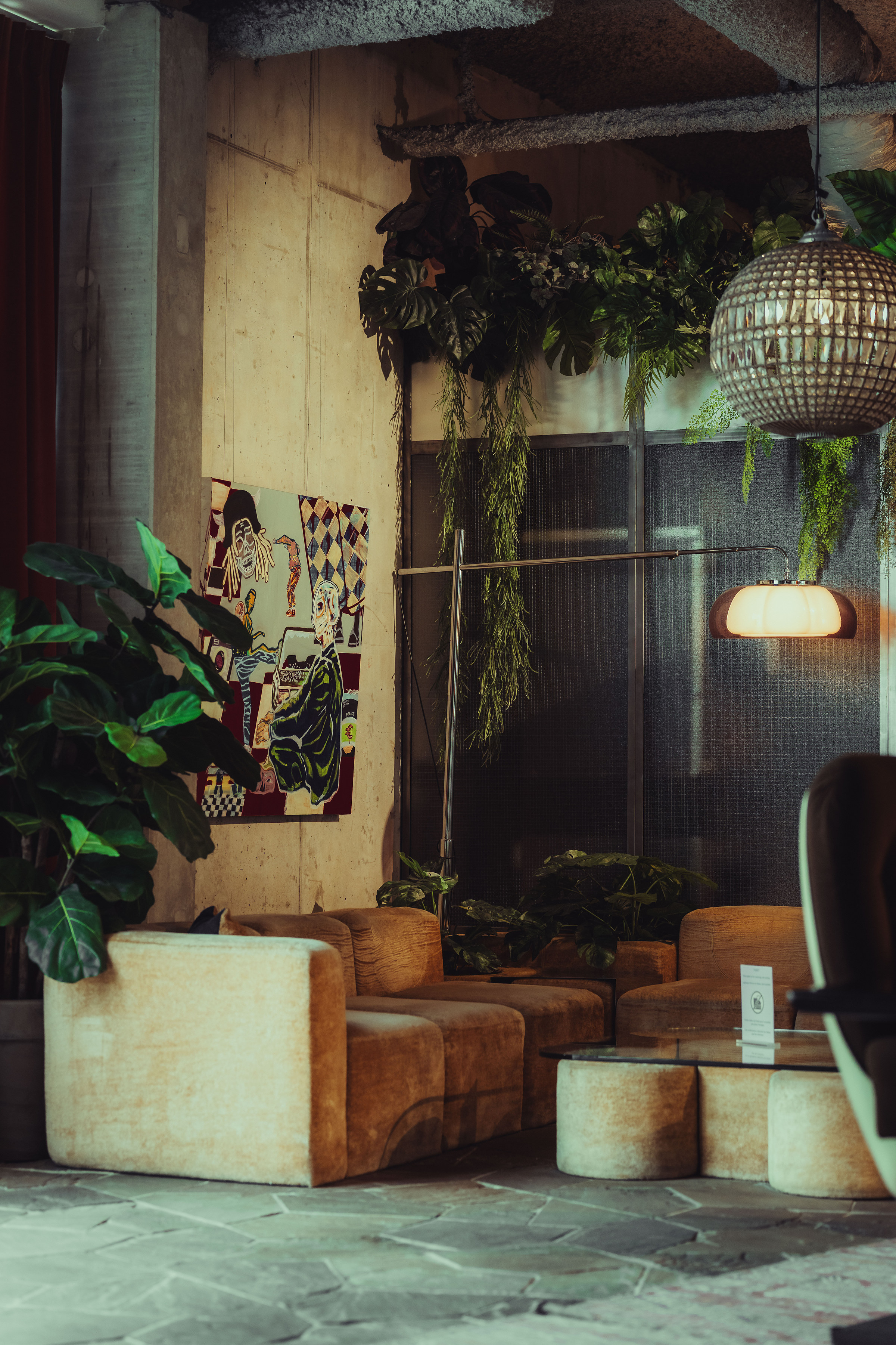 Lounge convivial avec fauteuils, plantes et œuvres d'art
