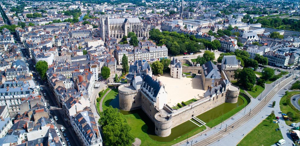 Vue aérienne du château des ducs de Bretagne au centre de Nantes avec la ville autour.