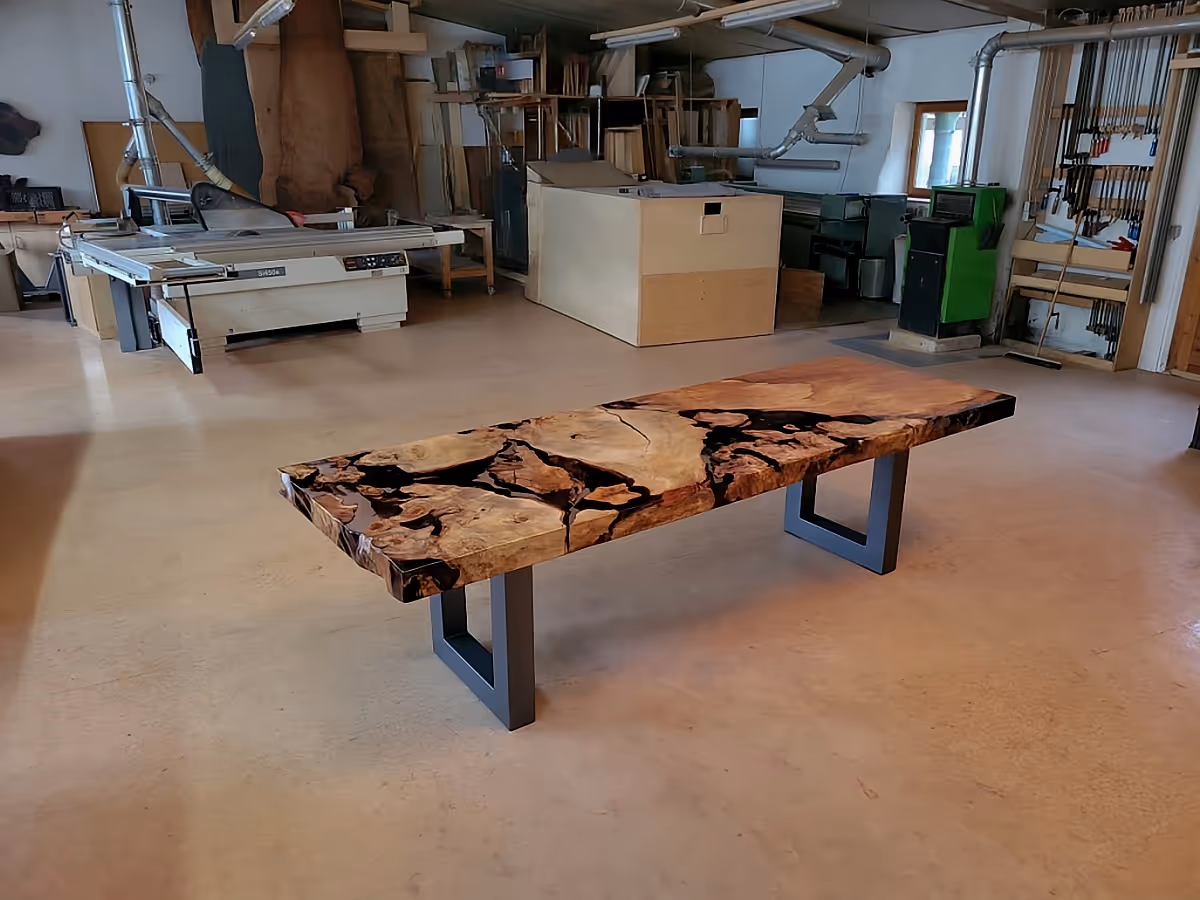 Skulpturaler Esstisch als exklusives Unikat Collectible Design Möbel und funktionaler Kunst im Atelier von Beaupoil