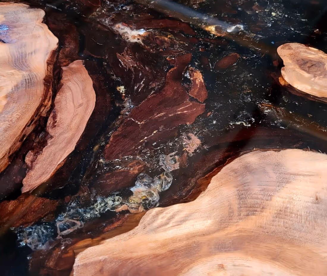 Bernstein und Harz in Unikat Tischplatte eines einzigartigen Esstisches aus altem Ancient Kauri Wurzelholz als Unikat Collectible Design Möbel