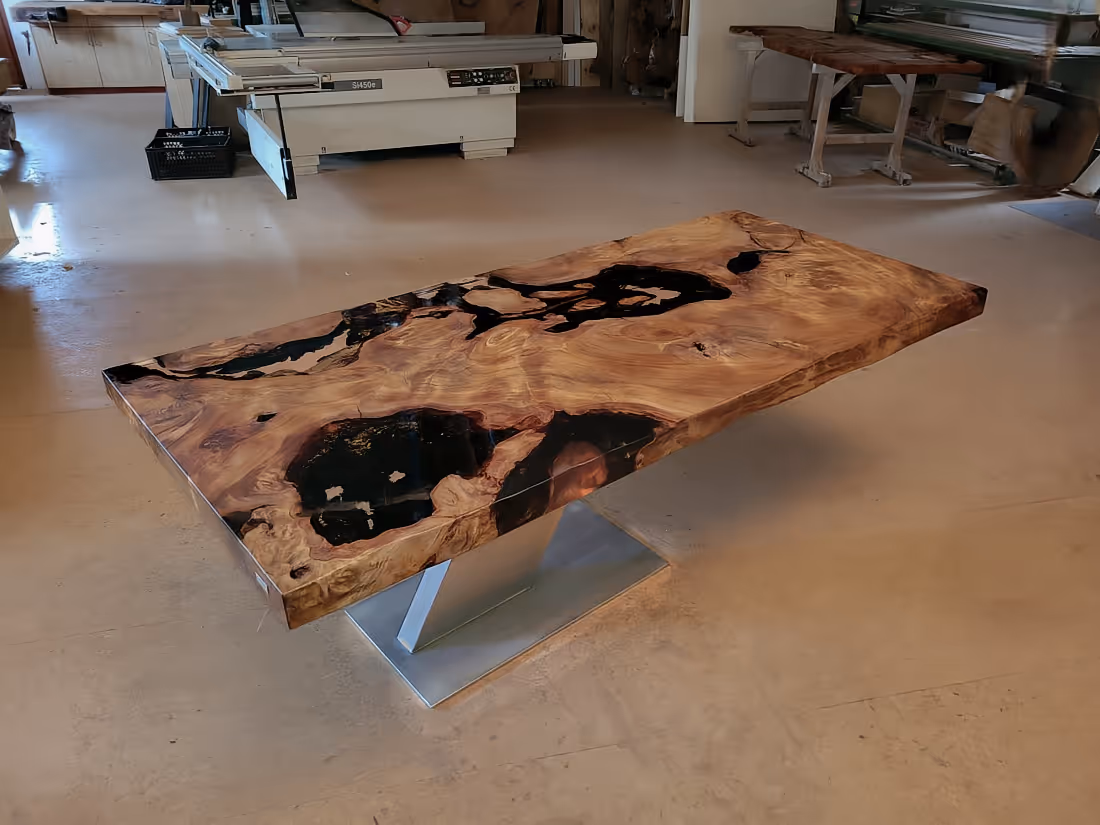 Collectible Design Tisch aus Kauri Wurzelholz mit Bernstein im Atelier von Beaupoil als funktionale Kunst