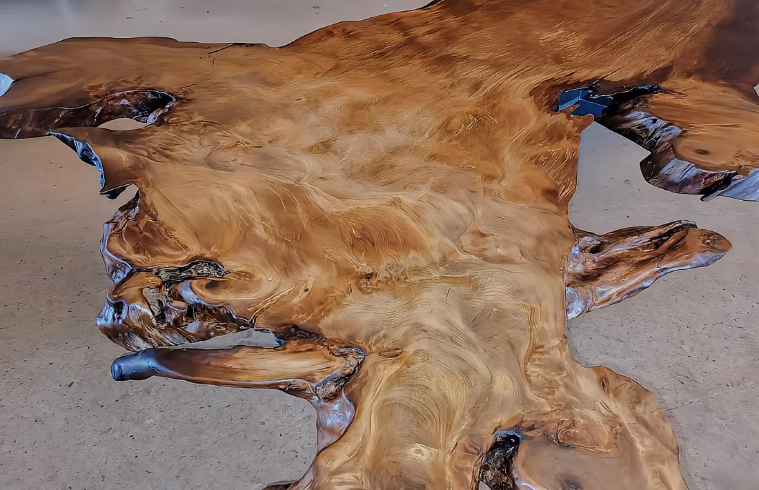 Funktionale Kunst: Konferenztisch mit Baumkanten aus Kauri Massivholz mit Bernstein als Collectible Design Möbel oder Skulptur mit Sammlerwert