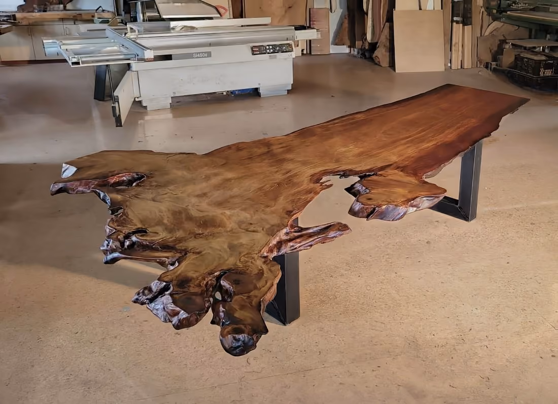 Außergewöhnlicher Tisch mit Baumkanten aus Kauri Massivholz mit Bernstein als Collectible Design Möbel und skulpturalem Sammlerstück