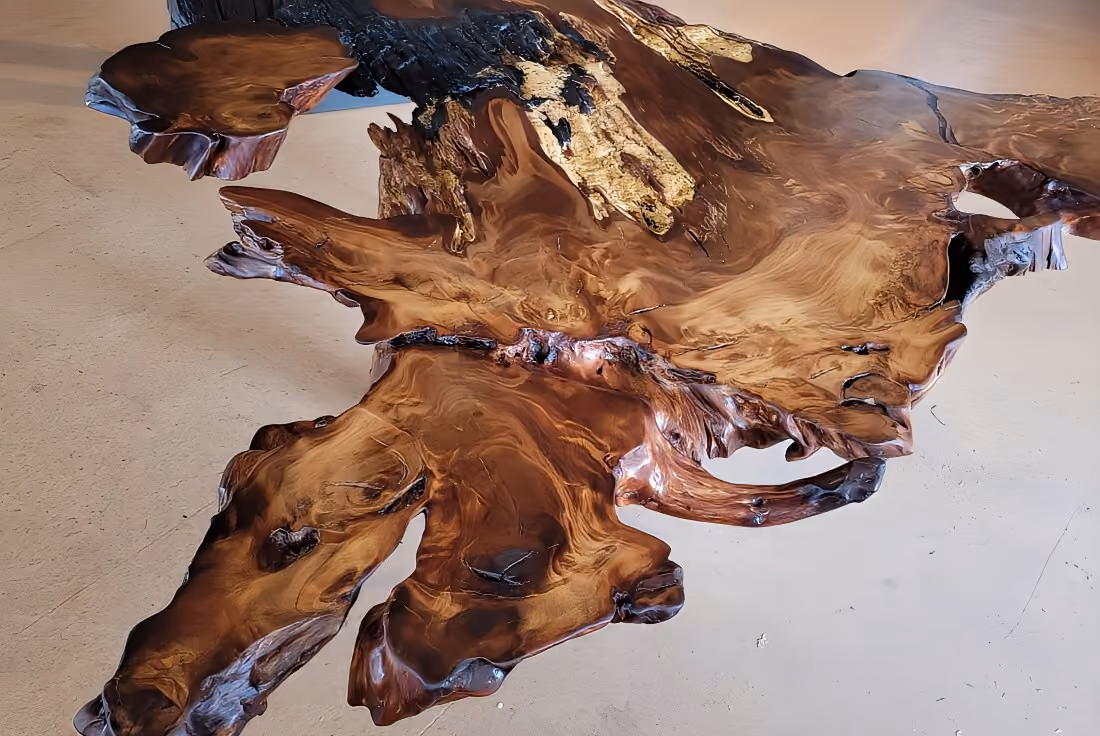 Funktionale Kunst: Unikat Tisch mit Baumkanten aus massivem Kauri Wurzelholz mit Bernstein als Collectible Design Möbel oder Skulptur mit Sammlerwert
