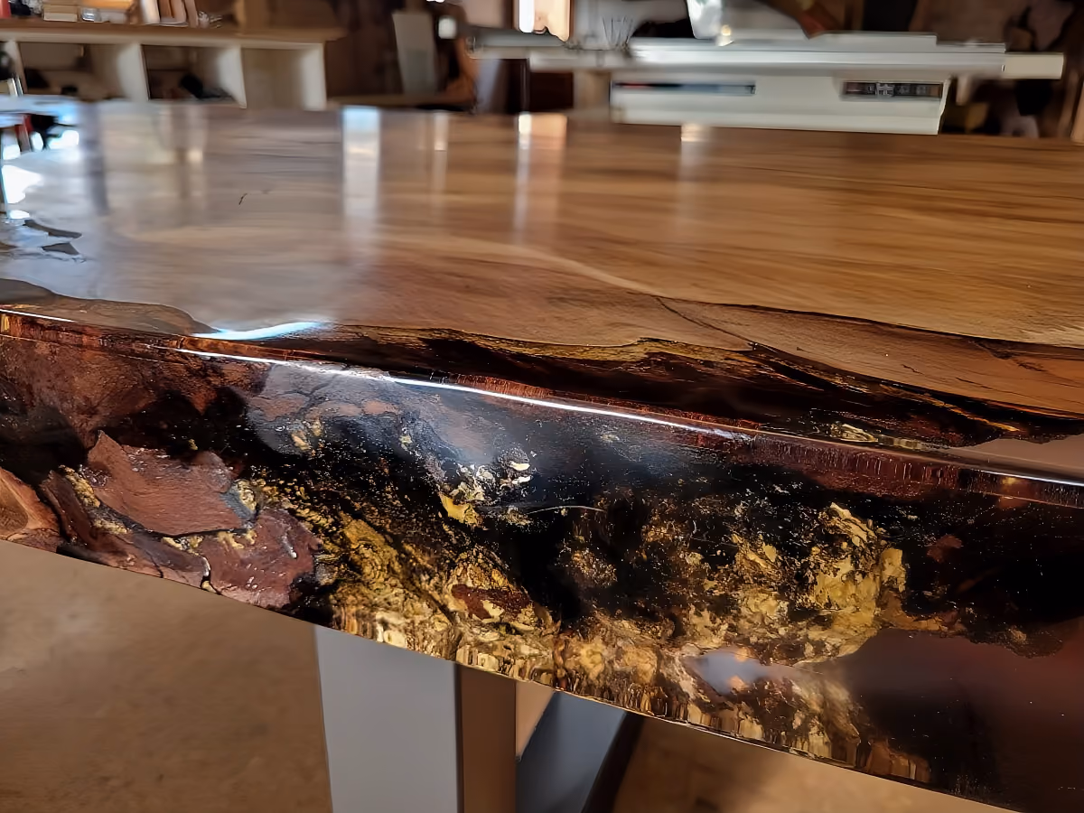 De l'ambre doré dans un plateau de table en kauri fabriqué à la main, issu d'une table à manger d'exception et d'un meuble de collection au design exclusif, véritable œuvre d'art fonctionnelle