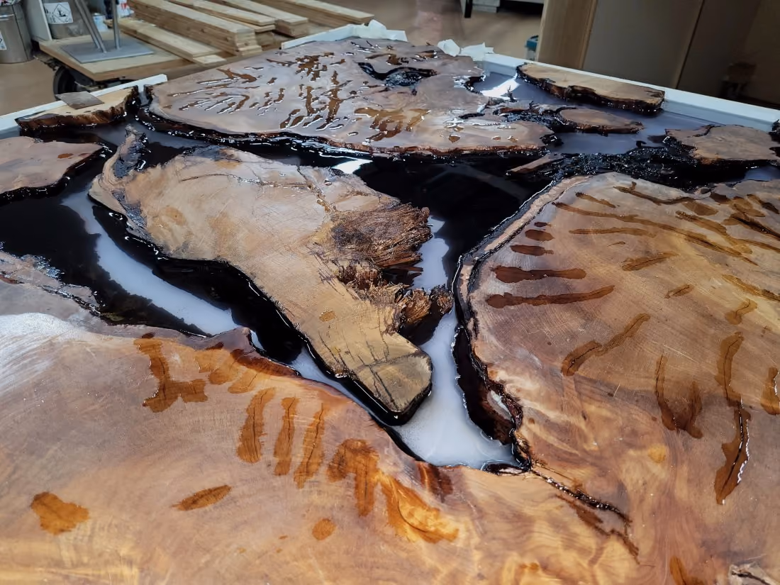 Plateau de table en kauri fabriqué à la main, issu d'une table à manger d'exception et d'un meuble de collection au design exclusif, véritable œuvre d'art fonctionnelle de l'Atelier Beaupoil