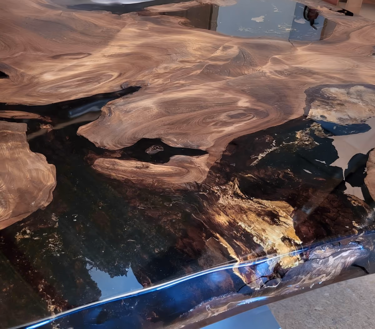 Plateau unique d'une table à manger sculpturale en kauri ancien, rehaussé d'ambre, objet de design de collection destiné aux intérieurs de galeries d'art
