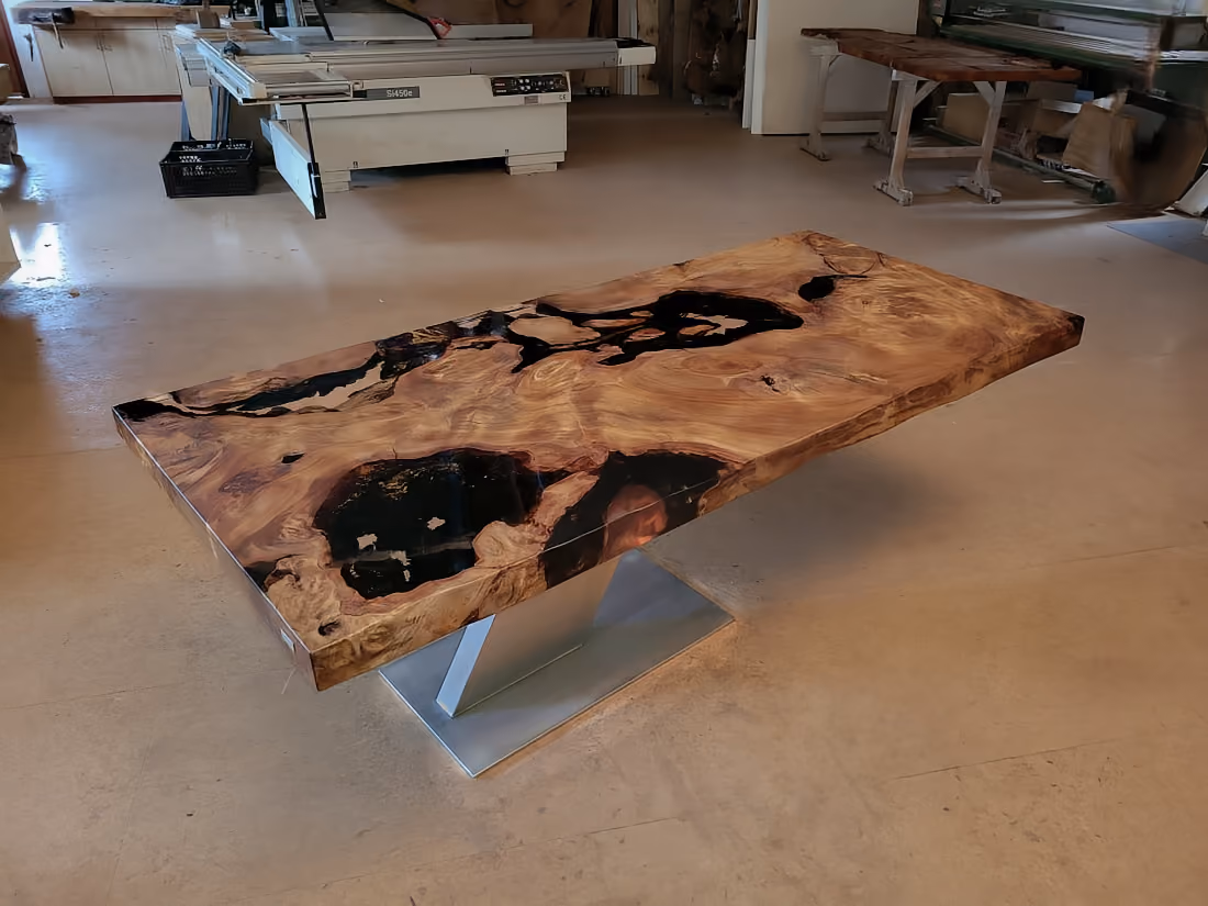 Table de collection au design original, en bois de racine de kauri incrusté d'ambre, réalisée dans l'atelier de Beaupoil : un objet d'art fonctionnel