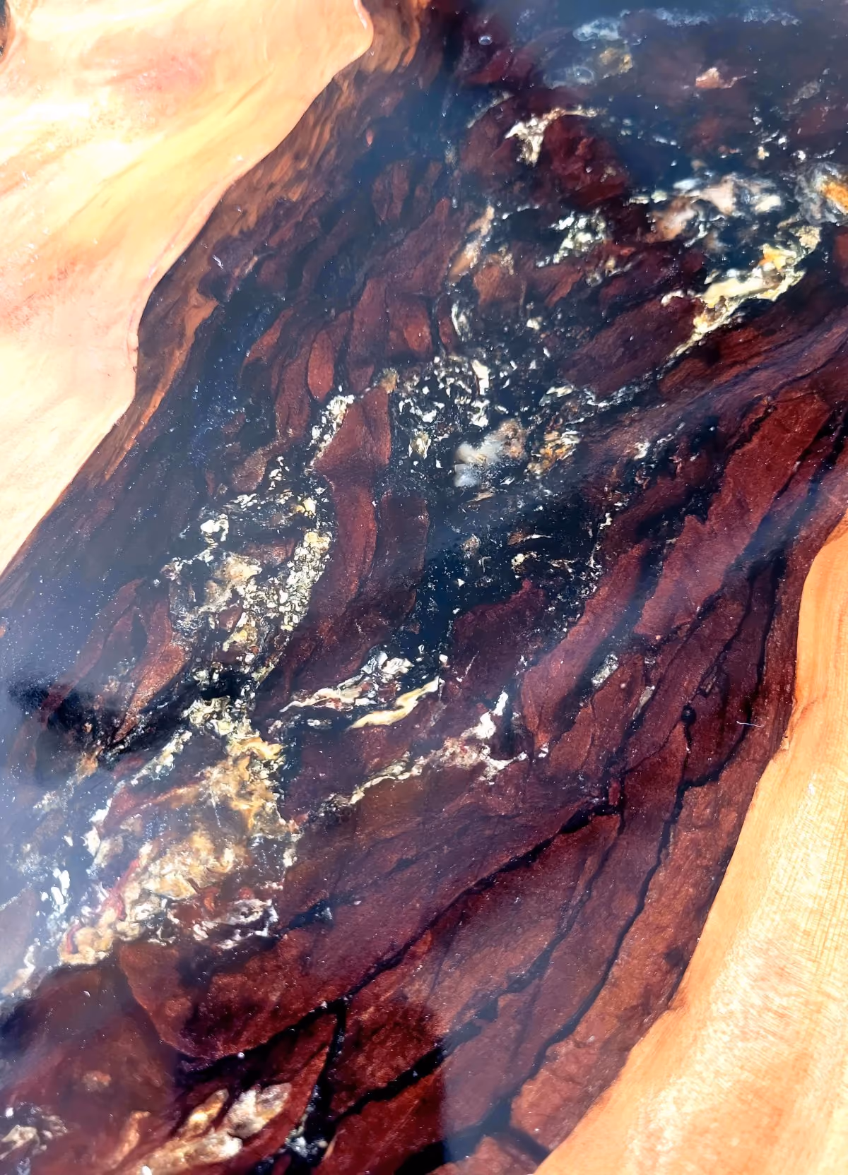 Ambre doré, résine et écorce dans le bois massif d'une table à manger sculpturale, à mi-chemin entre l'art fonctionnel, l'œuvre de collection, le design de collection et l'artisanat contemporain