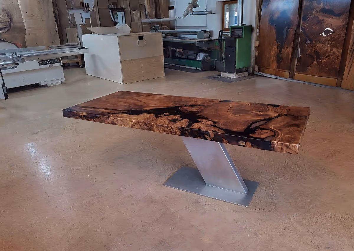 Außergewöhnlicher Collectible Designtisches aus Ancient Kauri mit natürlichem Bernstein und Rinde in Epoxidharz im Atelier von Beaupoil