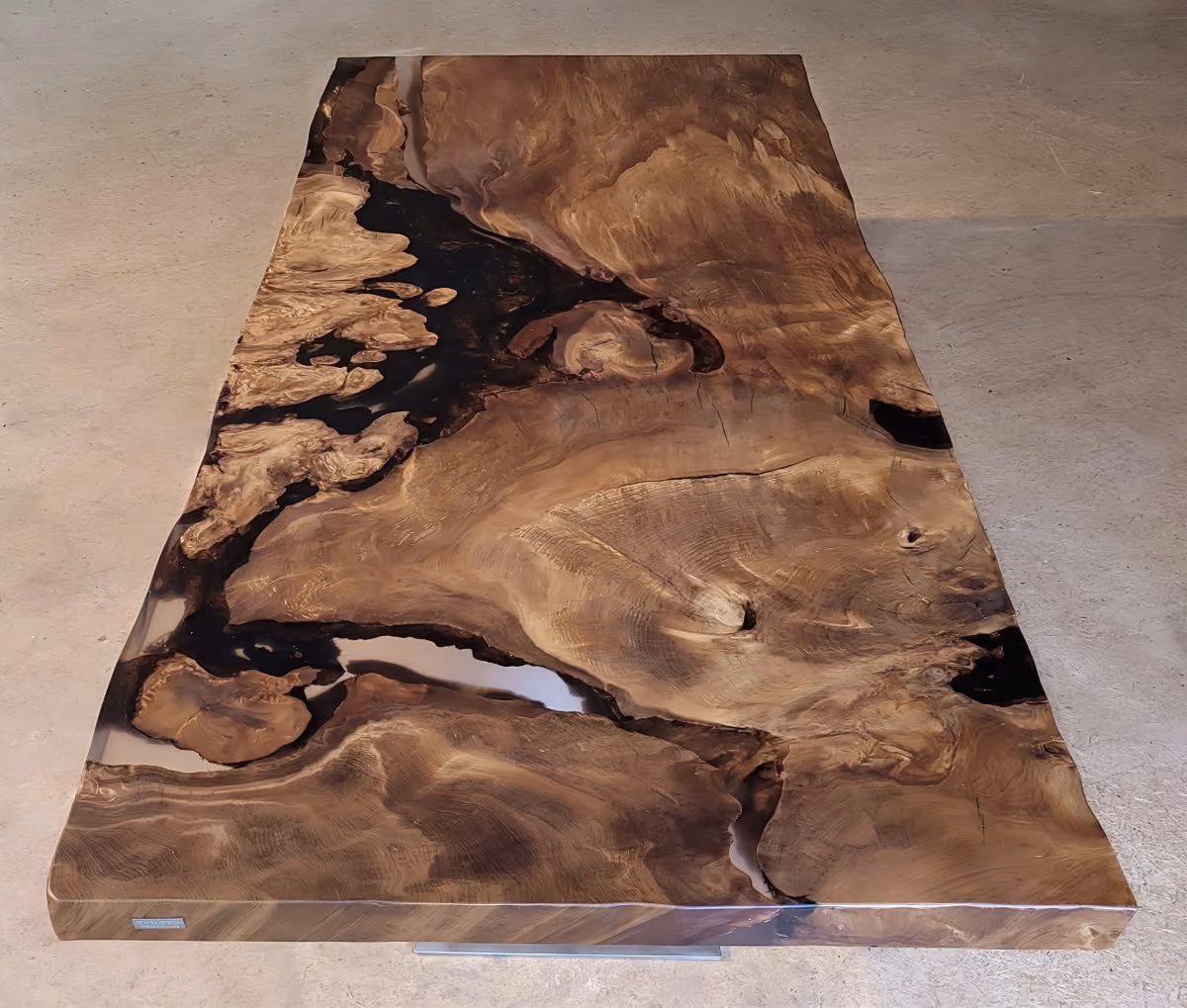 Große Tischplatte eines außergewöhnlichen Collectible Designtisches aus altem Ancient Kauri mit natürlichem Bernstein und Rinde in Epoxidharz