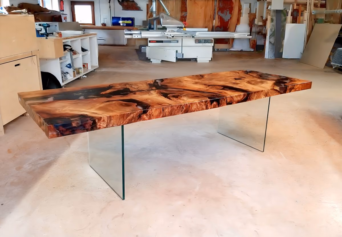 Kauri Unikat-Esstisch als Collectible Design Möbel mit Funktion und Kunst, Werk und Kunst- und Designobekt mit Qualität von Beaupoil