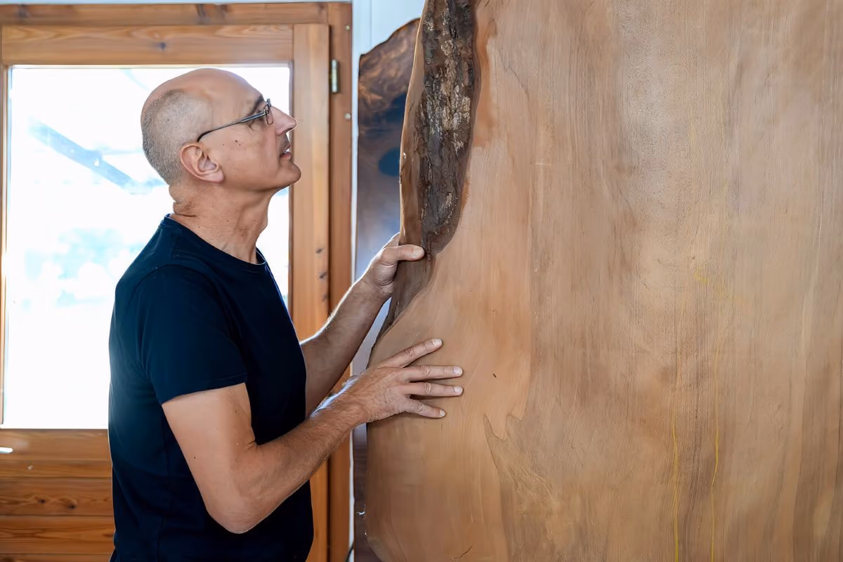 Beaupoil mit prähistorischem Massivholz für Collectible Design Möbel aus Kauri als skulpturaler Esstisch, Kunstwerk und Tisch, funktionale Kunst