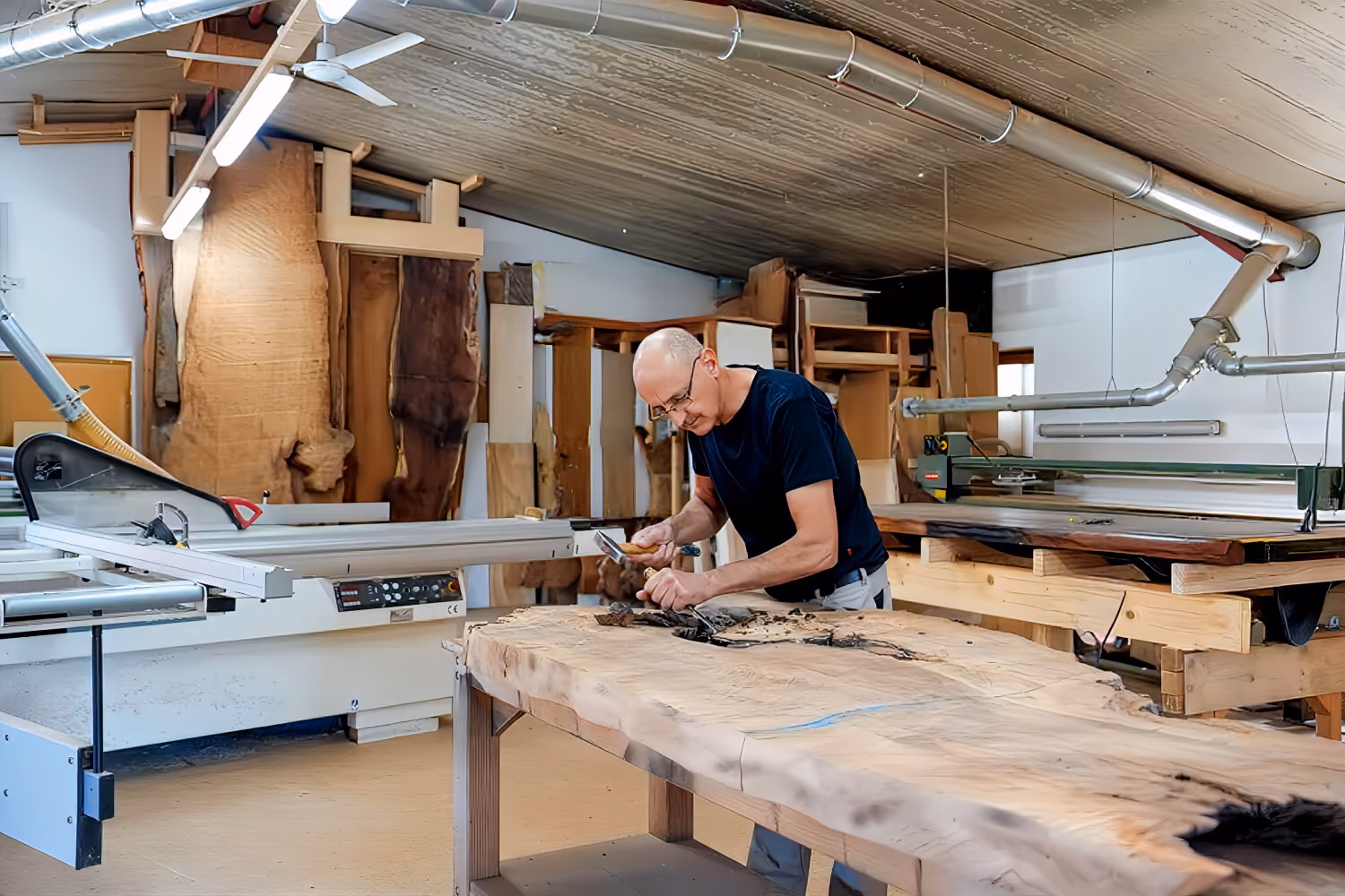 Michael Beaupoil in seiner Werkstatt bei Handarbeit von Collectible Möbel als skulpturale Kunst und Funktion, Kunstwerk und Tisch