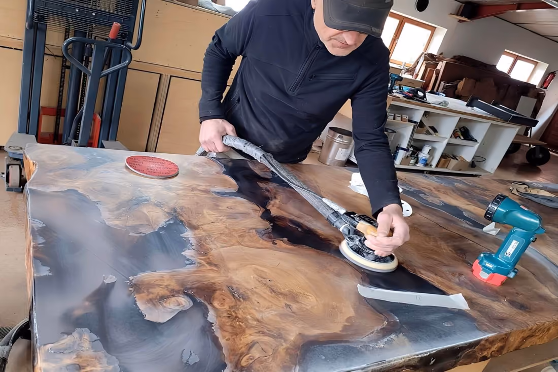 Beaupoil beim Werken vom skulpturalem Kauri Wurzelholz für Collectible Möbel in Werkstatt als Esstisch und Designobjekt handgefertigt in traditioneller Handwerkskunst