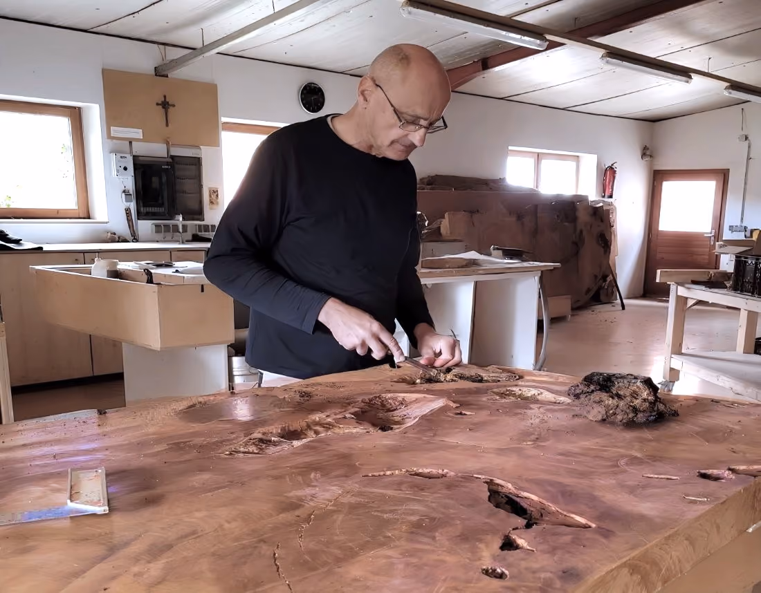 Beaupoil in Werkstatt und Atelier für Collectible Design Möbel, Esstische und Konferenztische für exklusive Chalets und Hotels in Schweiz