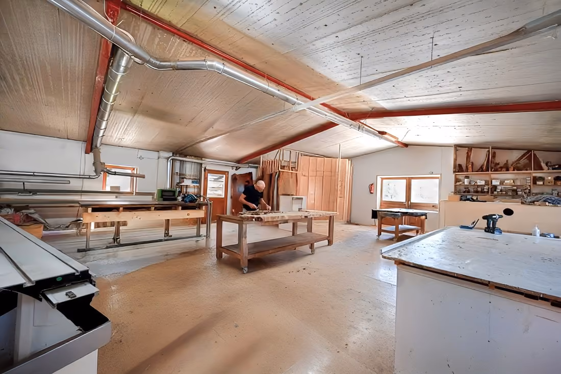 Werkstatt für Collectible Möbel mit funktionaler Kunst und Tische für Villen, Penthouses, Chalets, Executive Offices, Galerien und Hotels in Schweiz