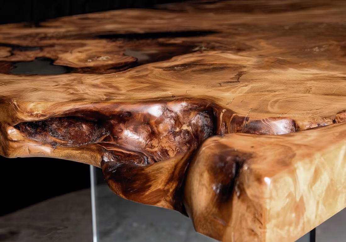 Table de créateur unique et de collection, en bois massif de racine, dotée de pieds en verre filigranés et d'un élégant plateau en résine époxy aux bords naturels agréables au toucher