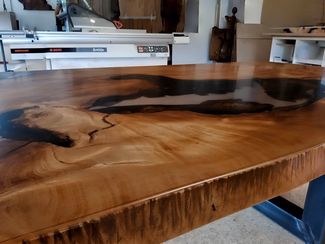 Außergewöhnlicher Collectible Design Tisch mit Rinde in Epoxidharz im Atelier von Beaupoil