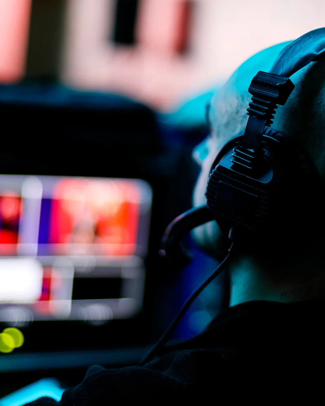 Equipo de técnicos audiovisuales trabajando en un evento