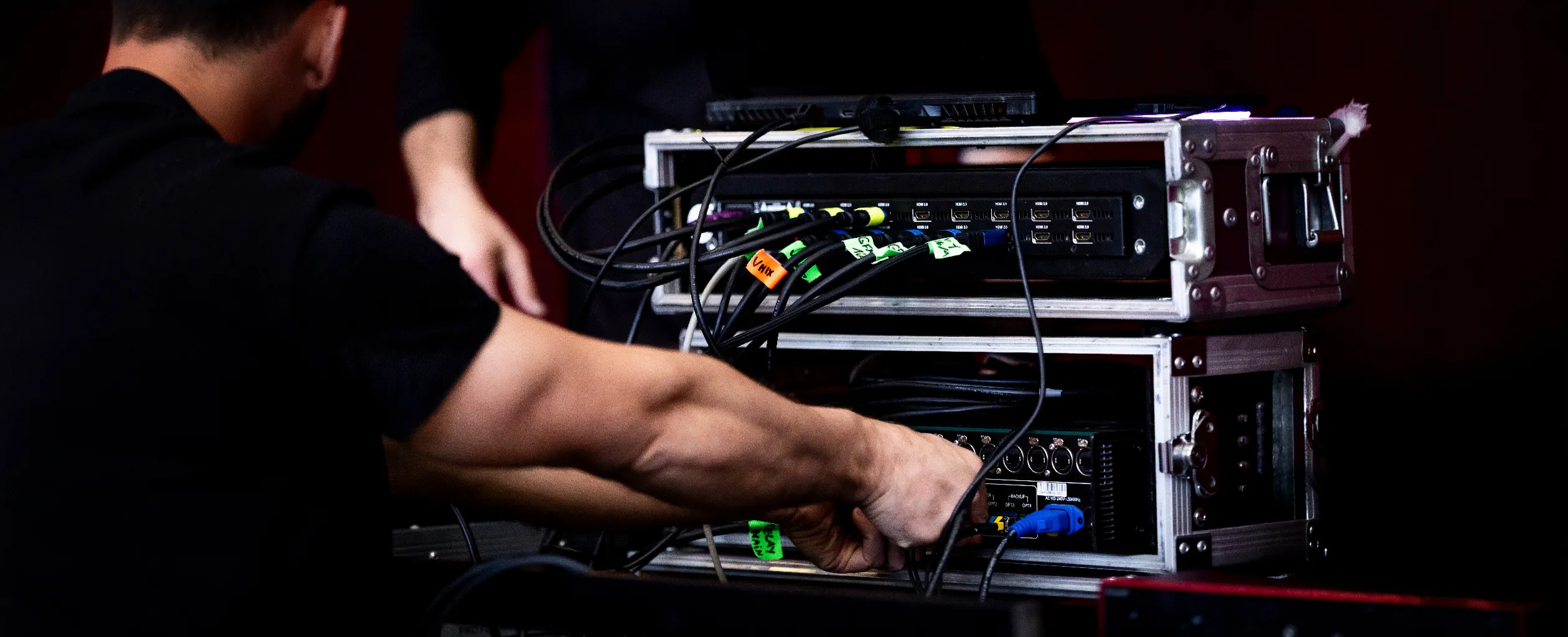 Equipo de técnicos audiovisuales trabajando en un evento