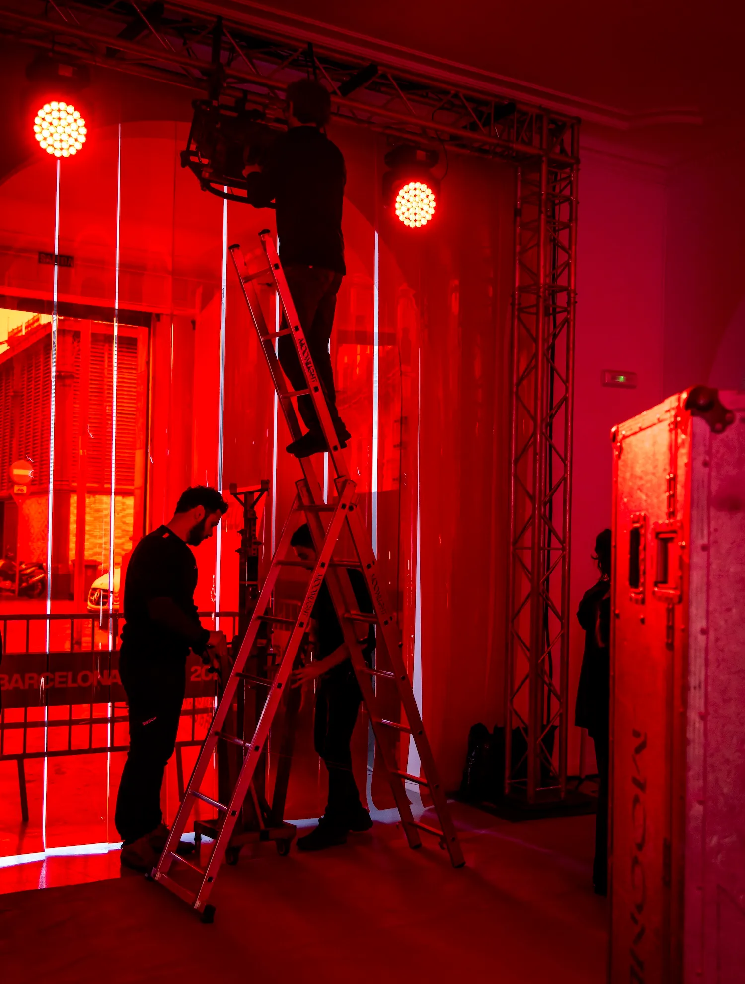 Equipo de técnicos audiovisuales trabajando en un evento