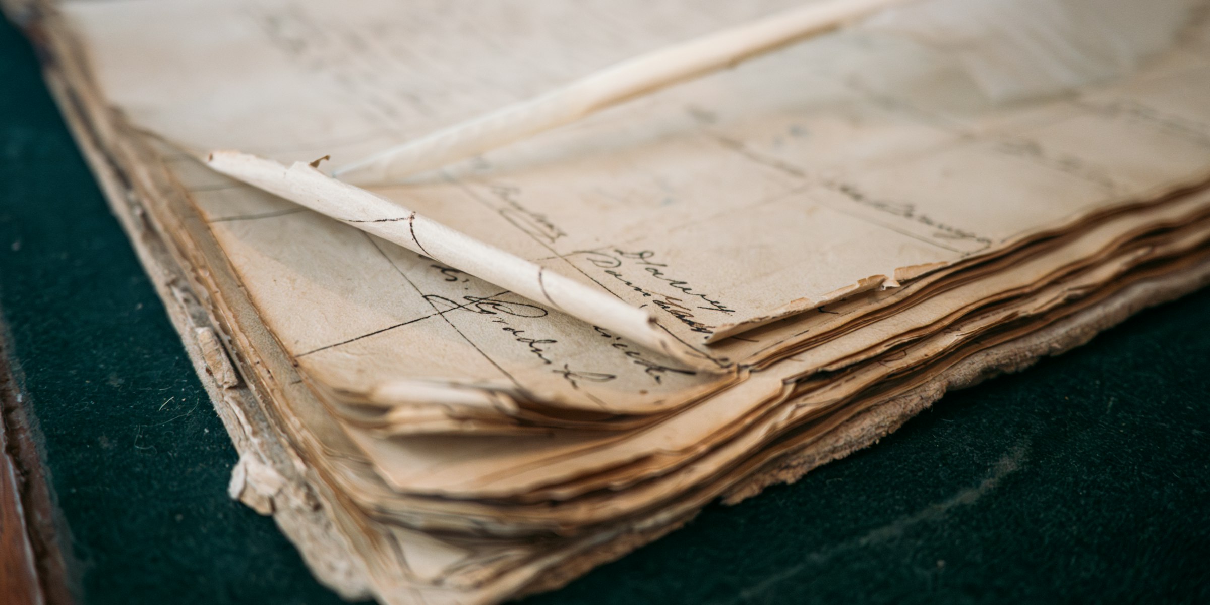 Altes, handgeschriebenes Registerbuch, Symbolbild für das Grundbuch beim Immobilienverkauf im Allgäu (Foto: camera obscura / Unsplash)