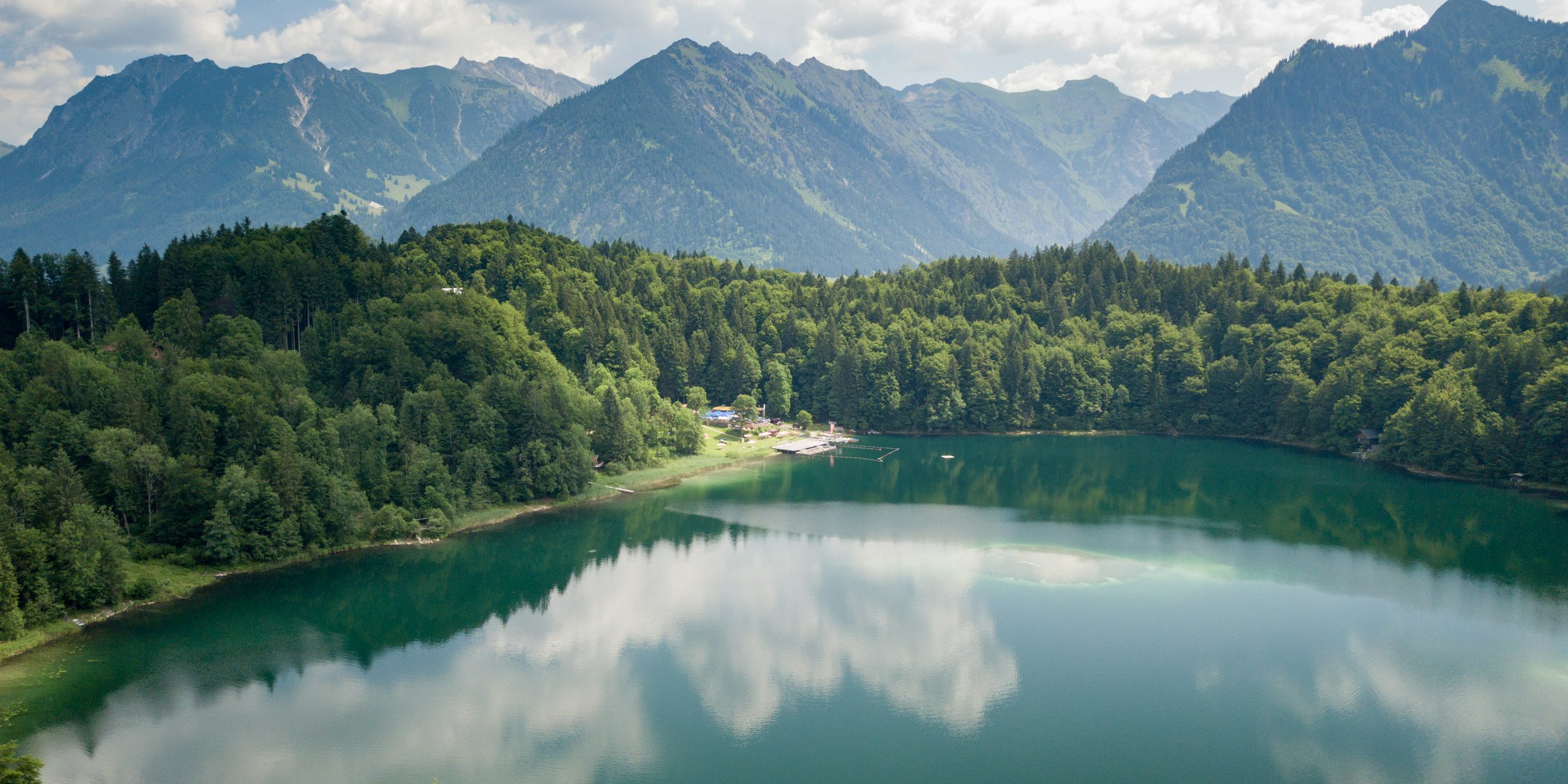 Freibergsee bei Oberstdorf im Allgäu, Symbolbild für Immobilien in Oberstdorf (Foto: dirk von loen-wagner / Unsplash)