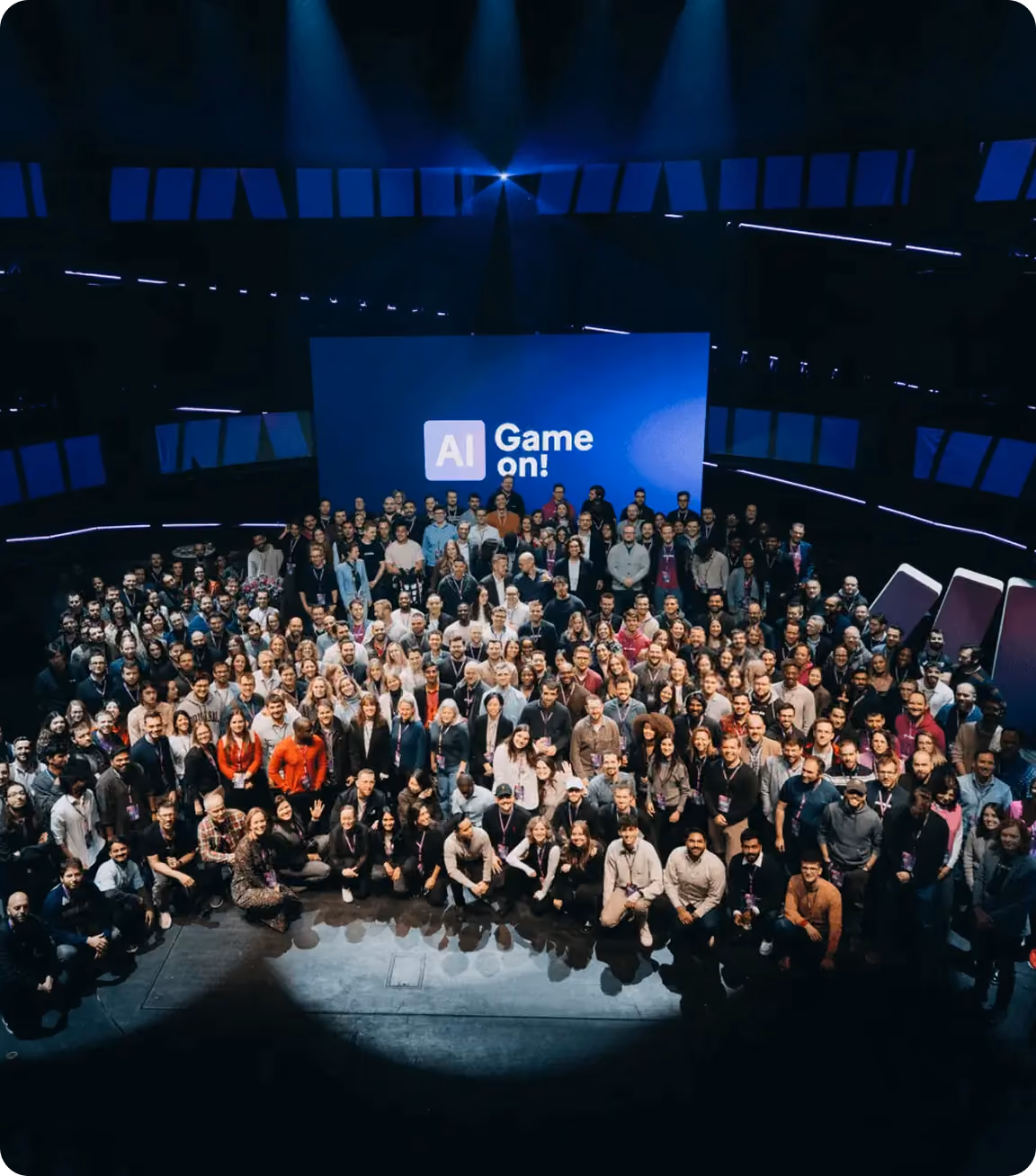 Hundreds of Makers gathered for a group photo at a Make event