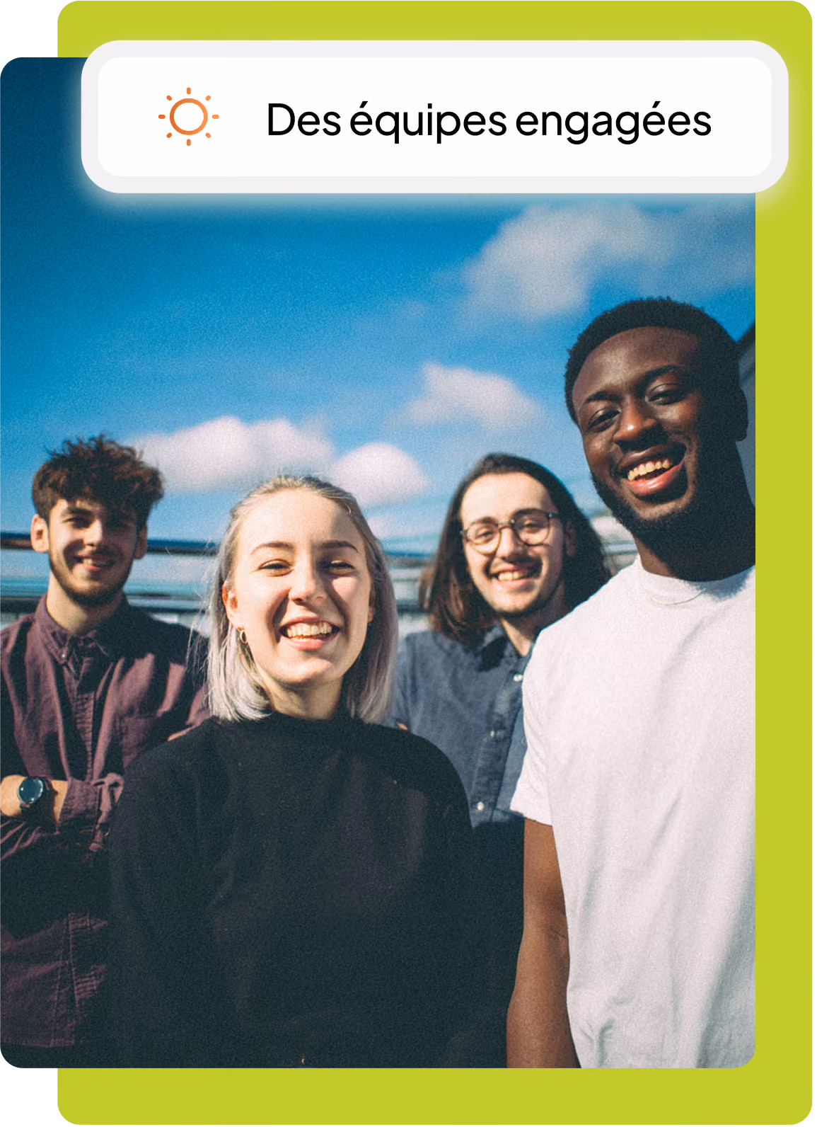 Groupe de jeunes collaborateurs souriants en extérieur, ciel bleu — Des équipes engagées