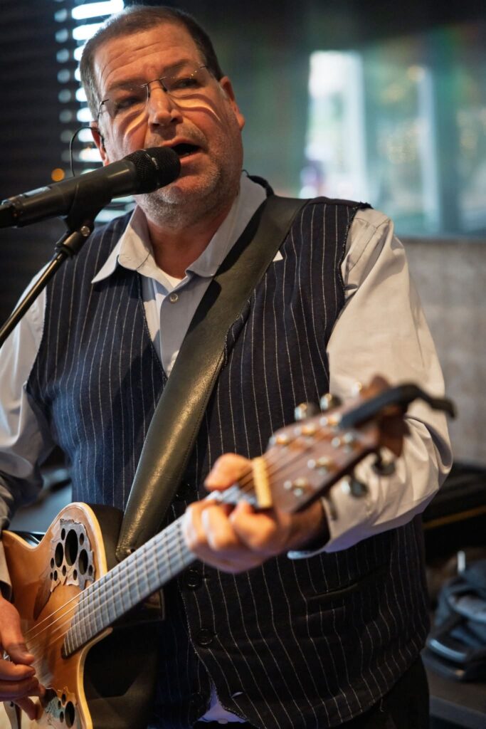 Troubadour Edgar met gitaar