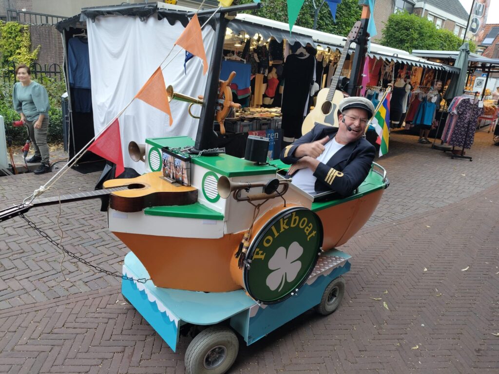 Troubadour Edgar speelt voor publiek