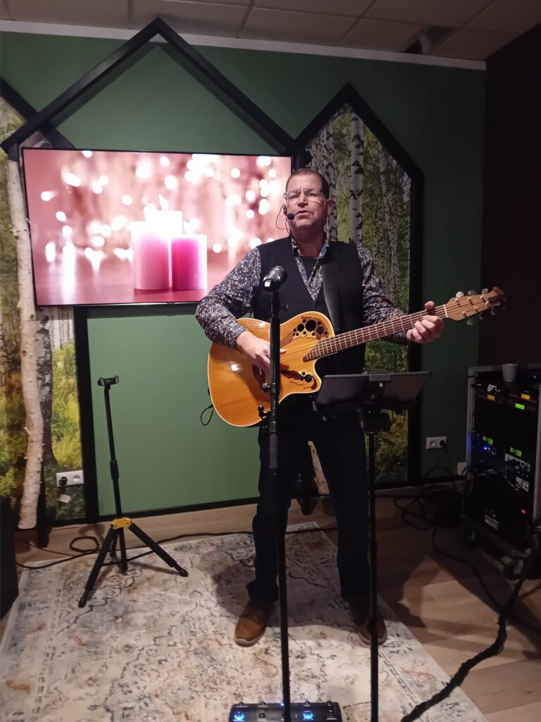 Portret van Troubadour Edgar met gitaar