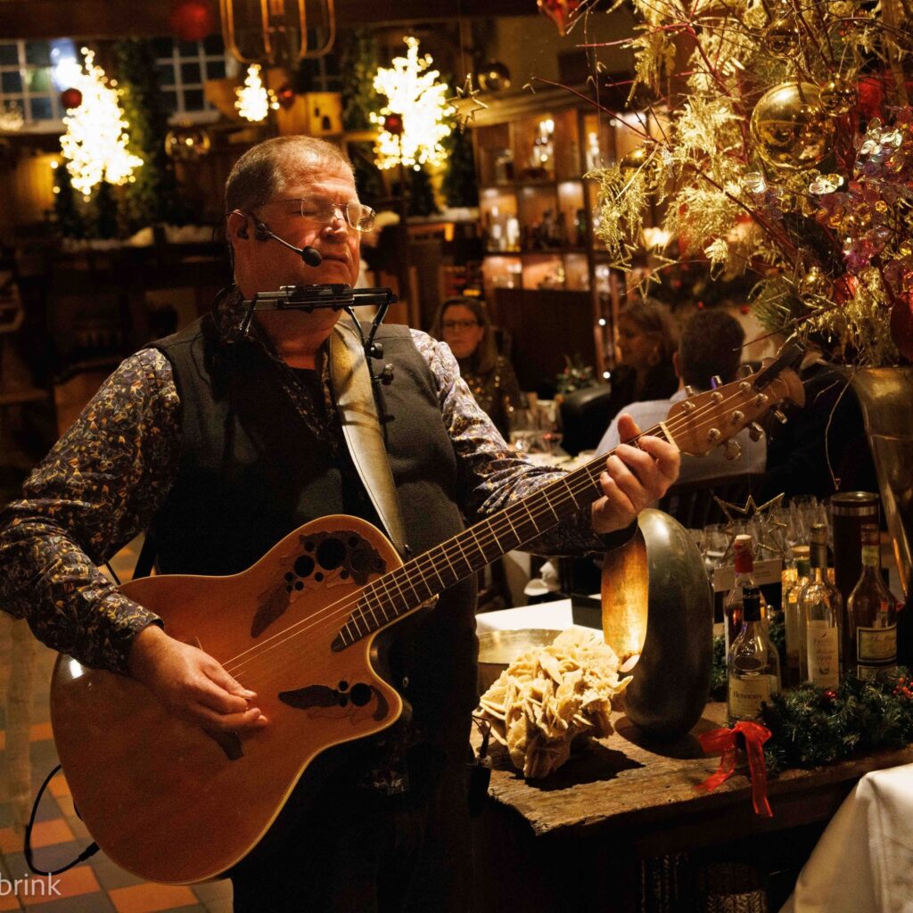 Troubadour Edgar zorgt voor muziek op een feest